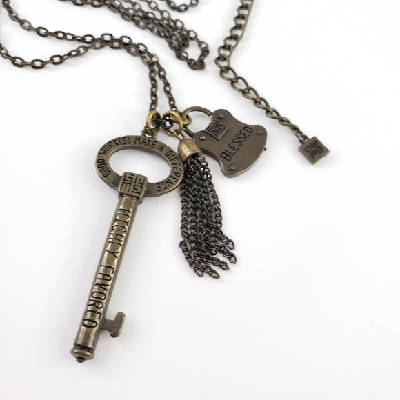 Good Works necklace antique brass - key + tassel + lock pendants layer necklace - Picture 7 of 16